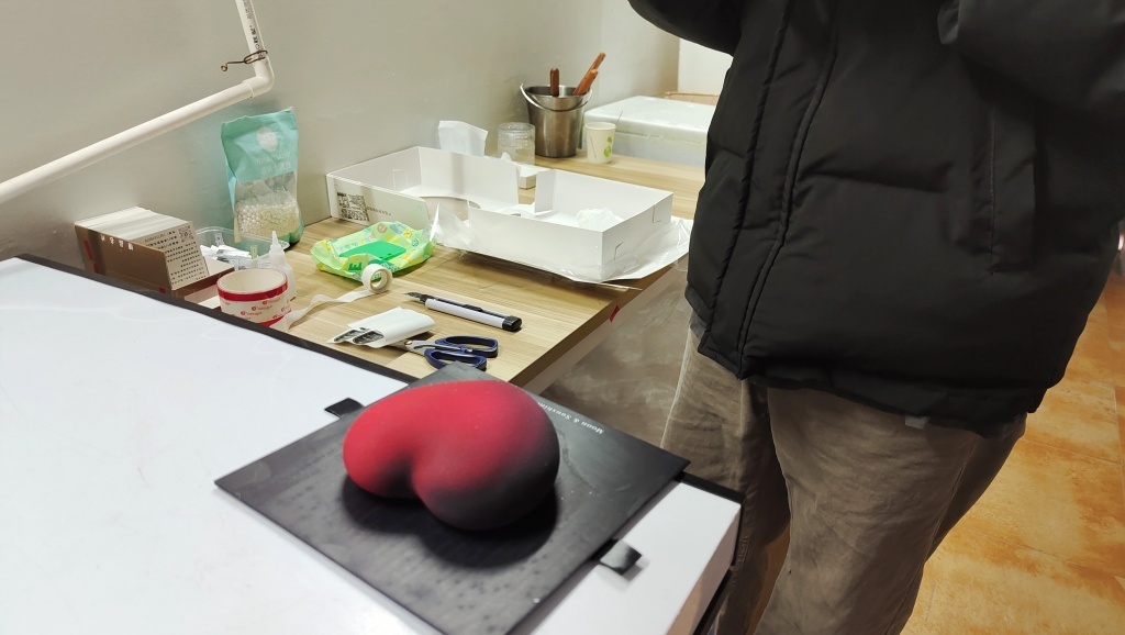 部分门店只有冰柜，“慕叁山”如何“新鲜制作”网红蛋糕？