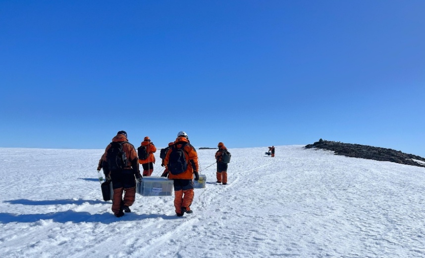 “雪龙”号凯旋 中国第41次南极考察队返回上海