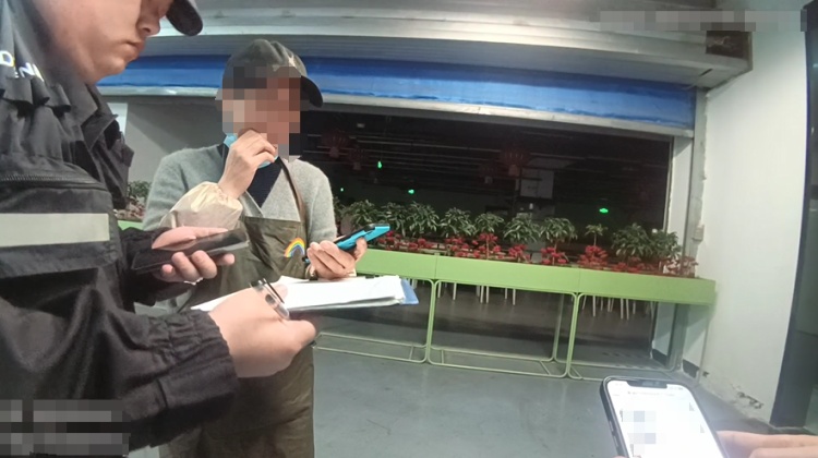 女子准备花5万元买麻辣烫？民警紧急出警