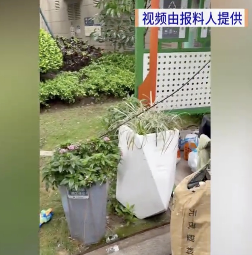 小区“天降3米钢筋”砸中撑伞男童，物业回应