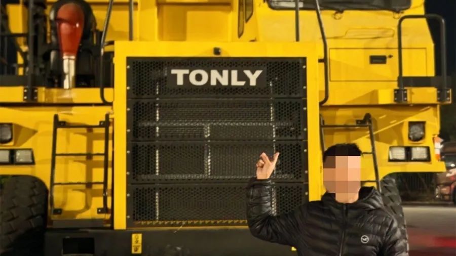 事发上海街头!男子醉酒把“庞然大物”开上马路,还挂他人号牌...原因太离谱→ 事发上海街头!男子醉酒把“庞然大物”开上马路,还挂他人号牌...原因太离谱→