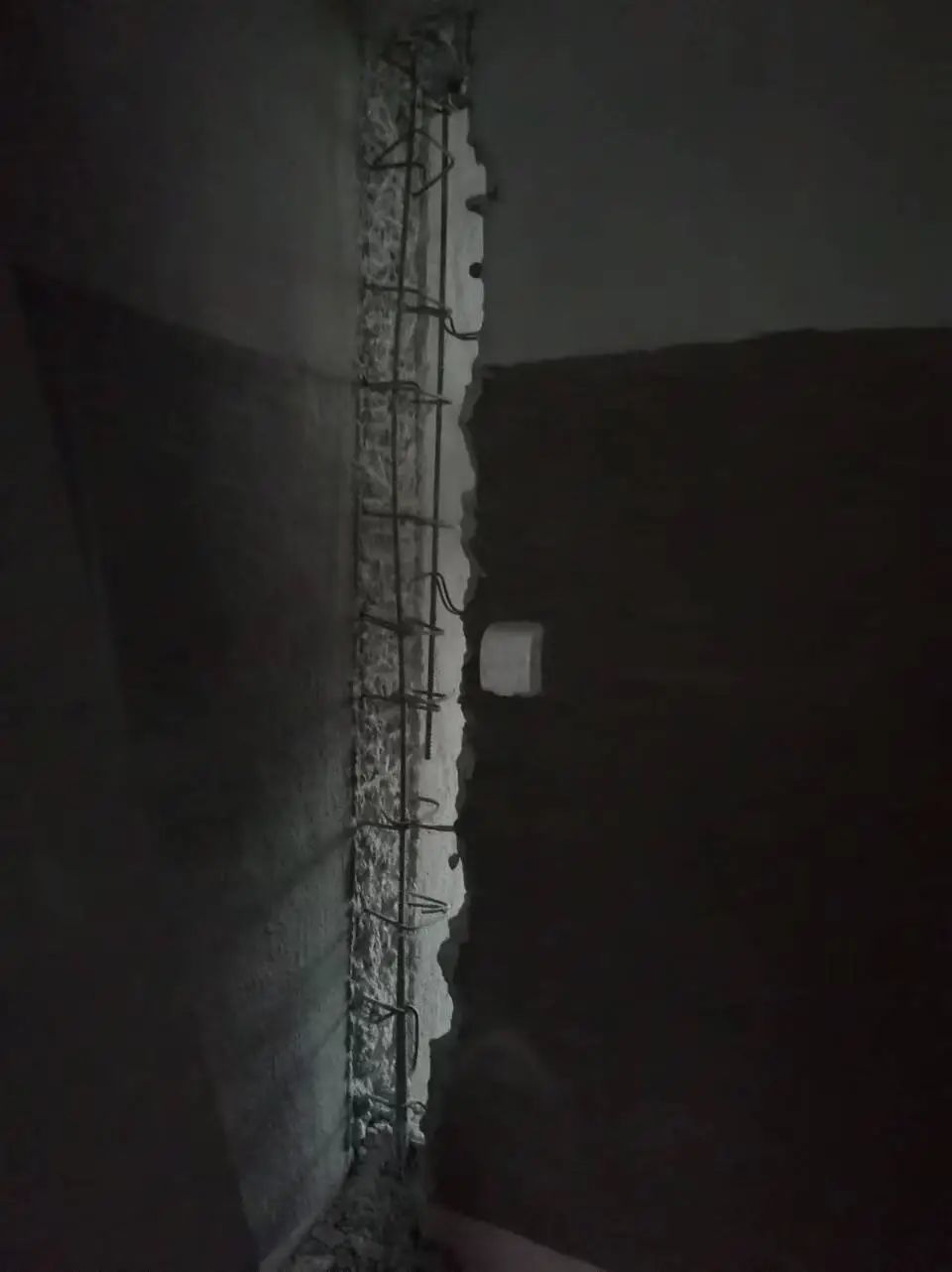 15层住宅8楼住户拆了部分承重墙,“同楼多房屋墙面出现开裂” 15层住宅8楼住户拆了部分承重墙,“同楼多房屋墙面出现开裂”