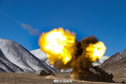 满屏热浪!榴弹炮火力全开超震撼 满屏热浪!榴弹炮火力全开超震撼