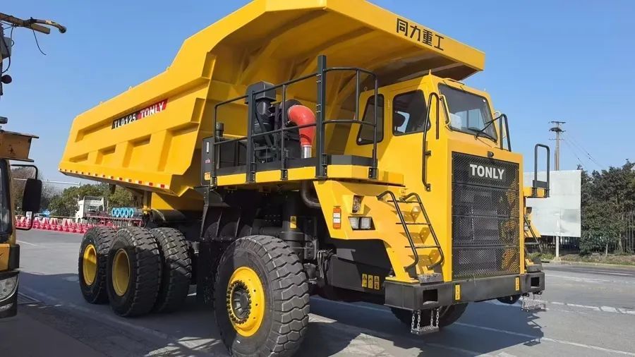 事发上海街头!男子醉酒把“庞然大物”开上马路,还挂他人号牌...原因太离谱→ 事发上海街头!男子醉酒把“庞然大物”开上马路,还挂他人号牌...原因太离谱→