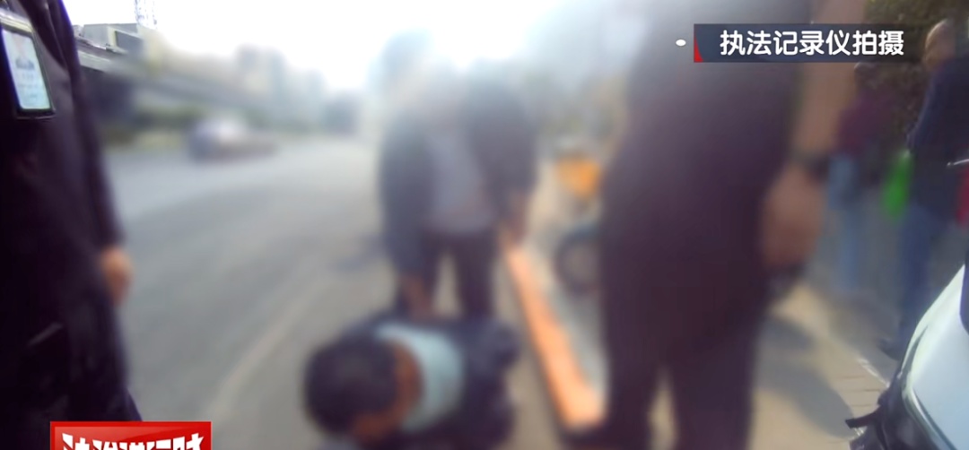 男子在北京人行道徘徊，转身…10分钟，3000元到手！