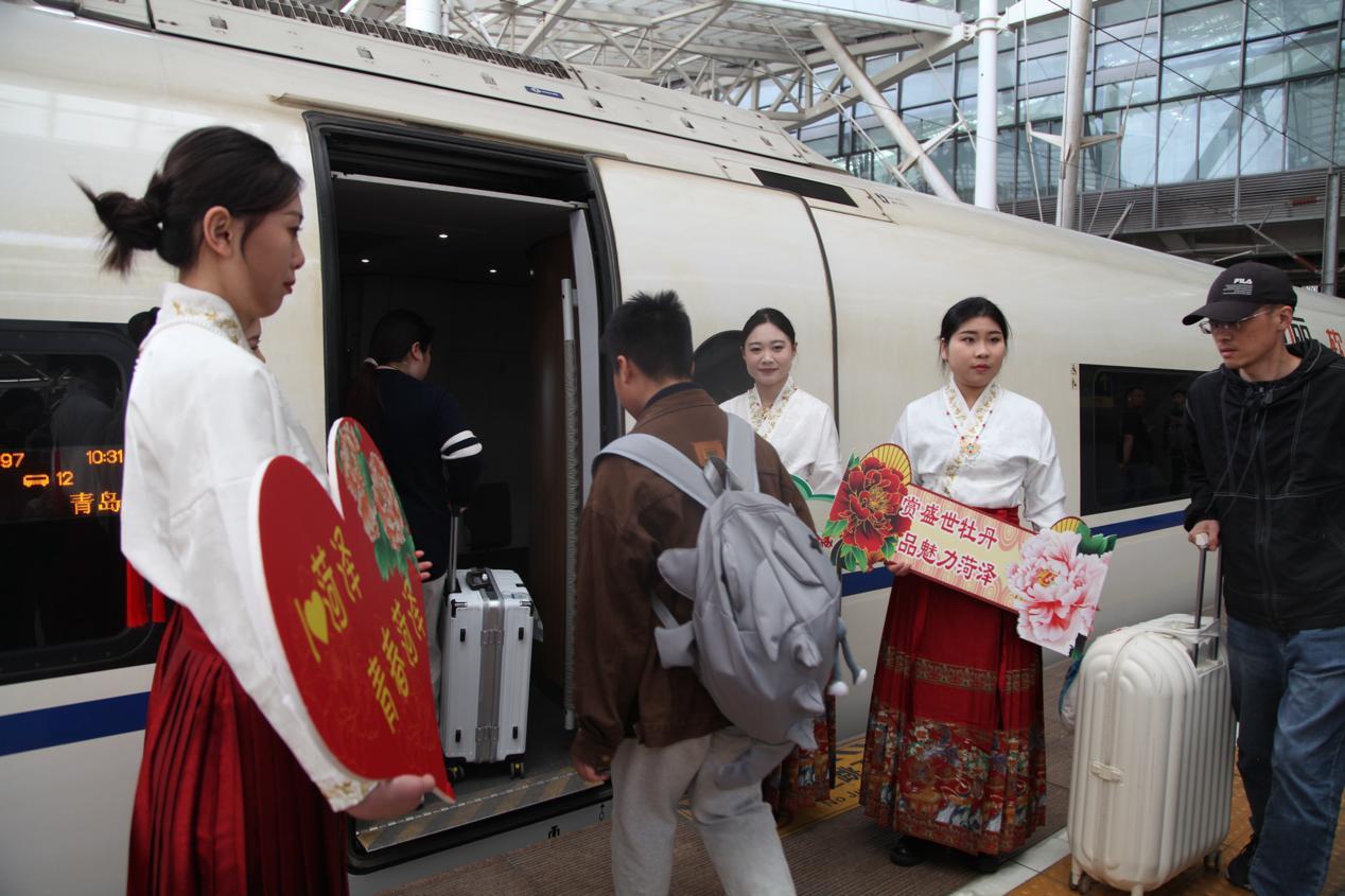 乘高铁·赏国色·游菏泽 “牡丹号”赏花列车开行 乘高铁·赏国色·游菏泽 “牡丹号”赏花列车开行