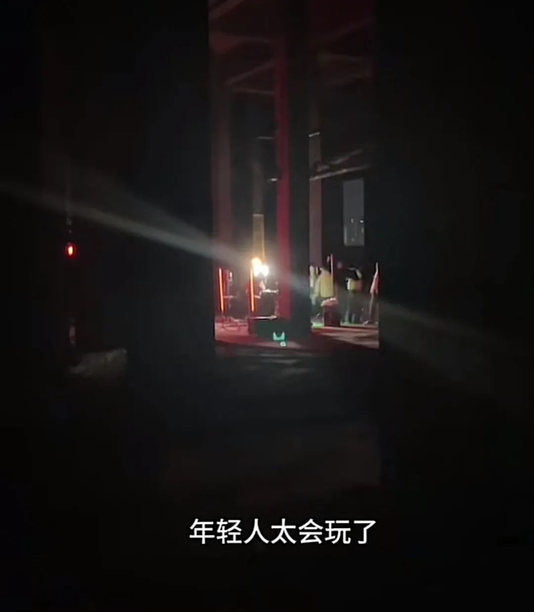 济南一废弃厂房内“惊现”二十余人蹦迪，组织者称未报备，派出所：需经批准