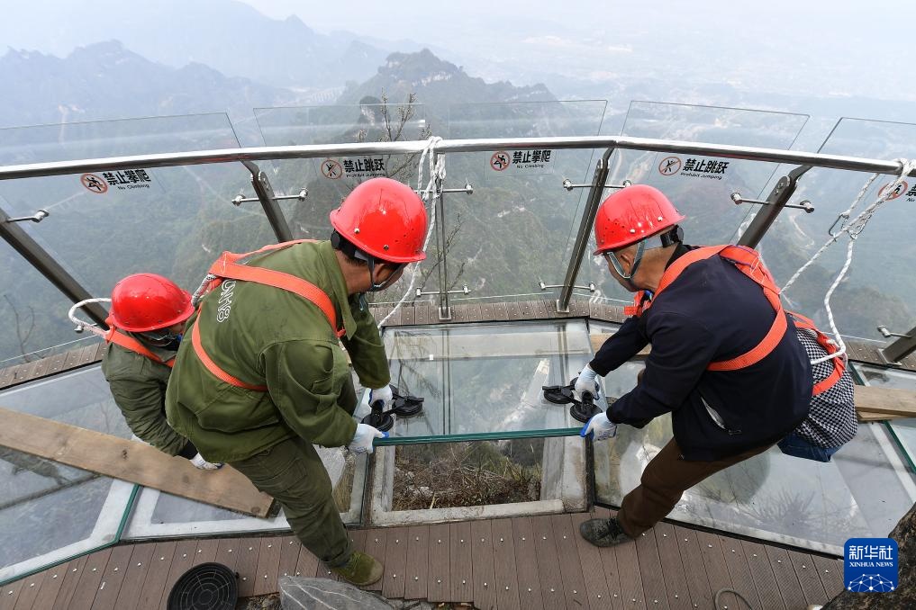 湖南张家界天门山玻璃栈道更换玻璃 湖南张家界天门山玻璃栈道更换玻璃