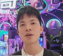 深圳77岁大爷退休后成游戏厅“顶流”！燃爆商圈