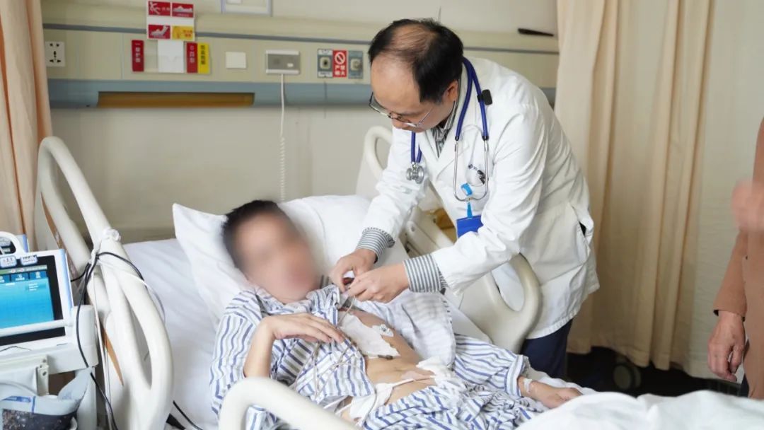 他植入两颗心，一颗是人工的，另一颗也是