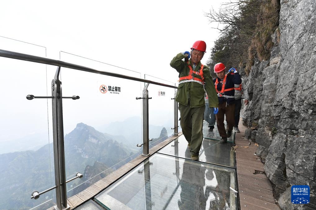湖南张家界天门山玻璃栈道更换玻璃 湖南张家界天门山玻璃栈道更换玻璃