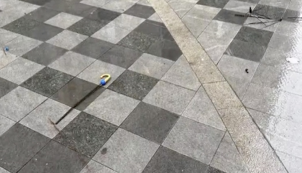 小区“天降3米钢筋”砸中撑伞男童，物业回应