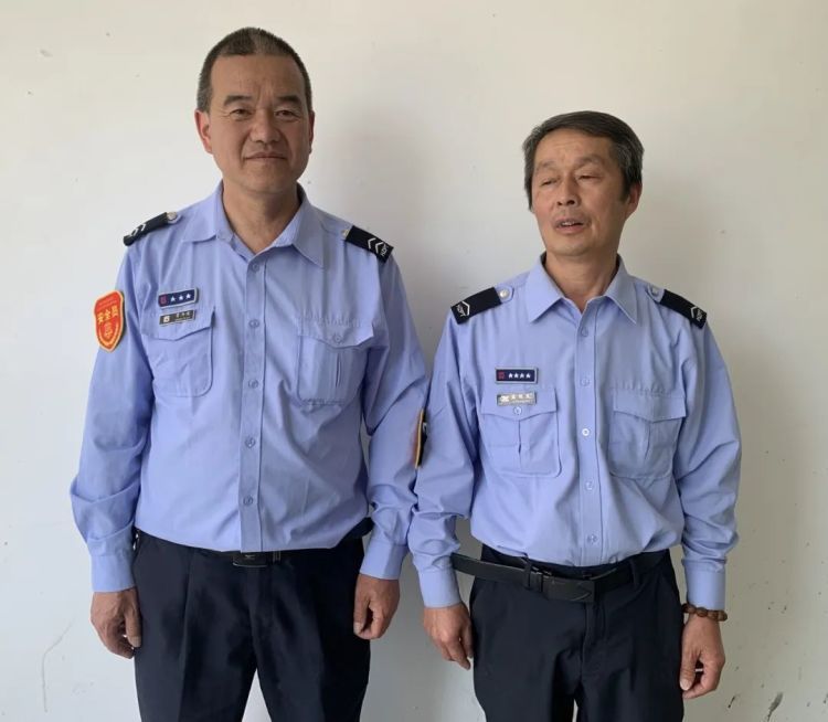 公交车开到一半,司机却停车冲下河?乘客直呼:被帅到了! 公交车开到一半,司机却停车冲下河?乘客直呼:被帅到了!