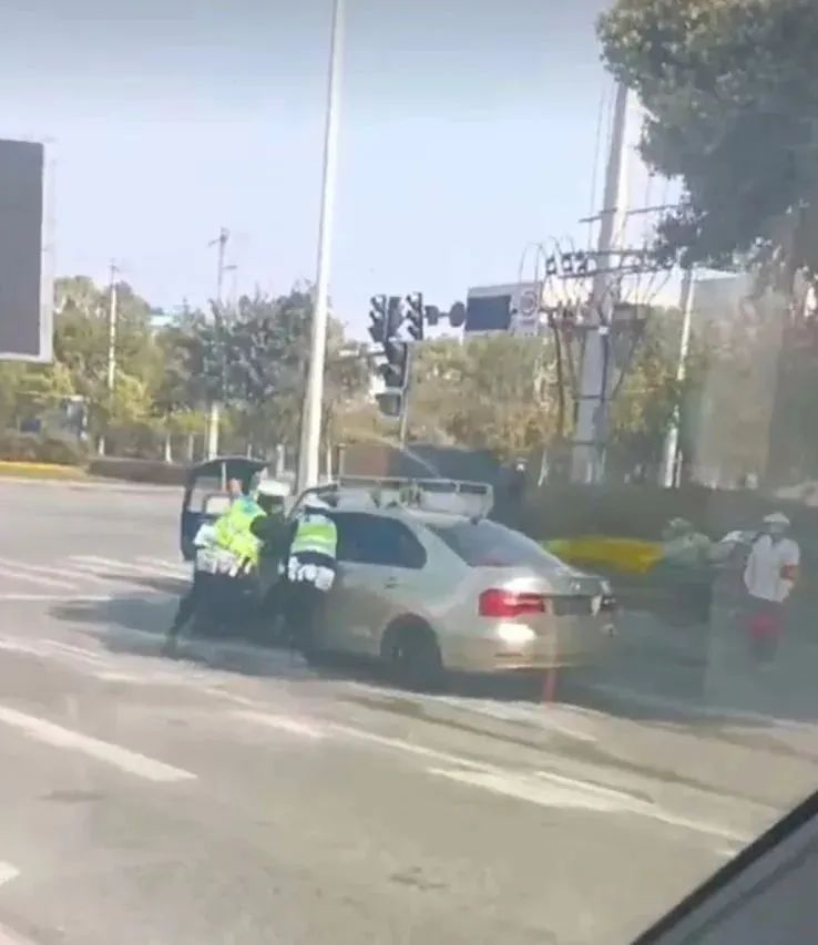 男子驾车冲卡拒检致辅警受伤,成都警方:涉事司机被采取刑事强制措施 男子驾车冲卡拒检致辅警受伤,成都警方:涉事司机被采取刑事强制措施