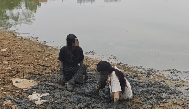 为张美照，两女孩各“失去”一条腿......