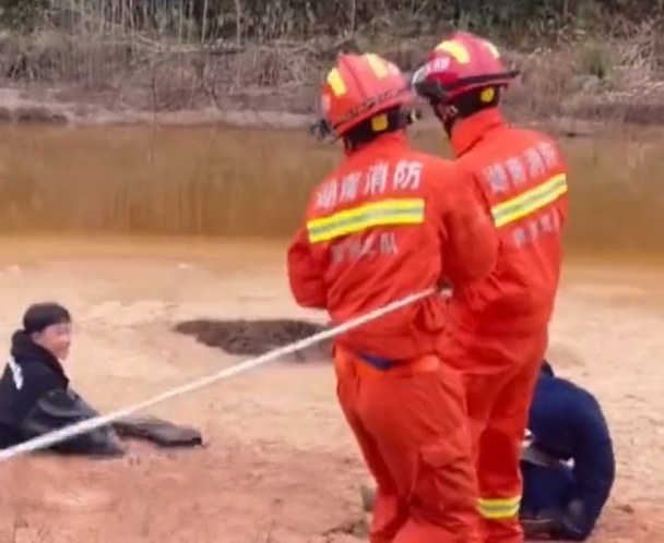为张美照，两女孩各“失去”一条腿......