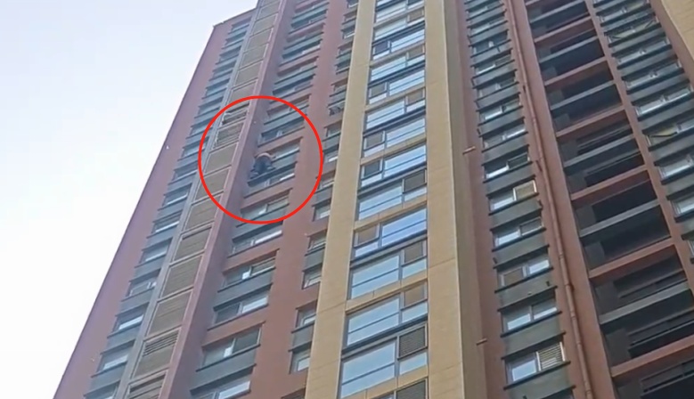 180多斤男孩贪玩翻出24楼窗外，消防员紧急营救