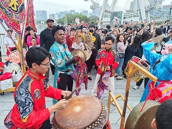 “甲亢哥”保镖，第一天：扫视全场！第N天：对皮肤好得多喝点～