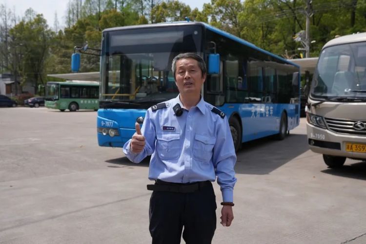 公交车开到一半,司机却停车冲下河?乘客直呼:被帅到了! 公交车开到一半,司机却停车冲下河?乘客直呼:被帅到了!