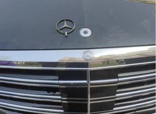 小孩掰断奔驰车标,家长因孩子小不想赔钱!民警:监护人需全部承担! 小孩掰断奔驰车标,家长因孩子小不想赔钱!民警:监护人需全部承担!