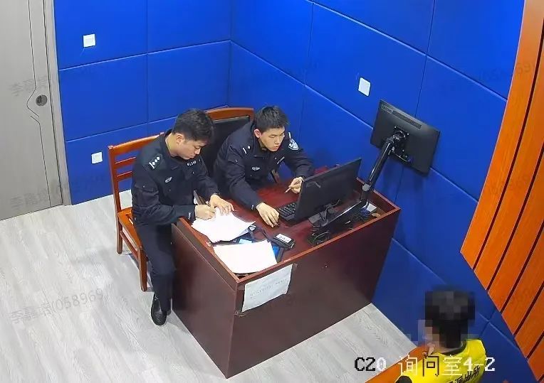 去银行取钱的他们，怎么被民警带走了？