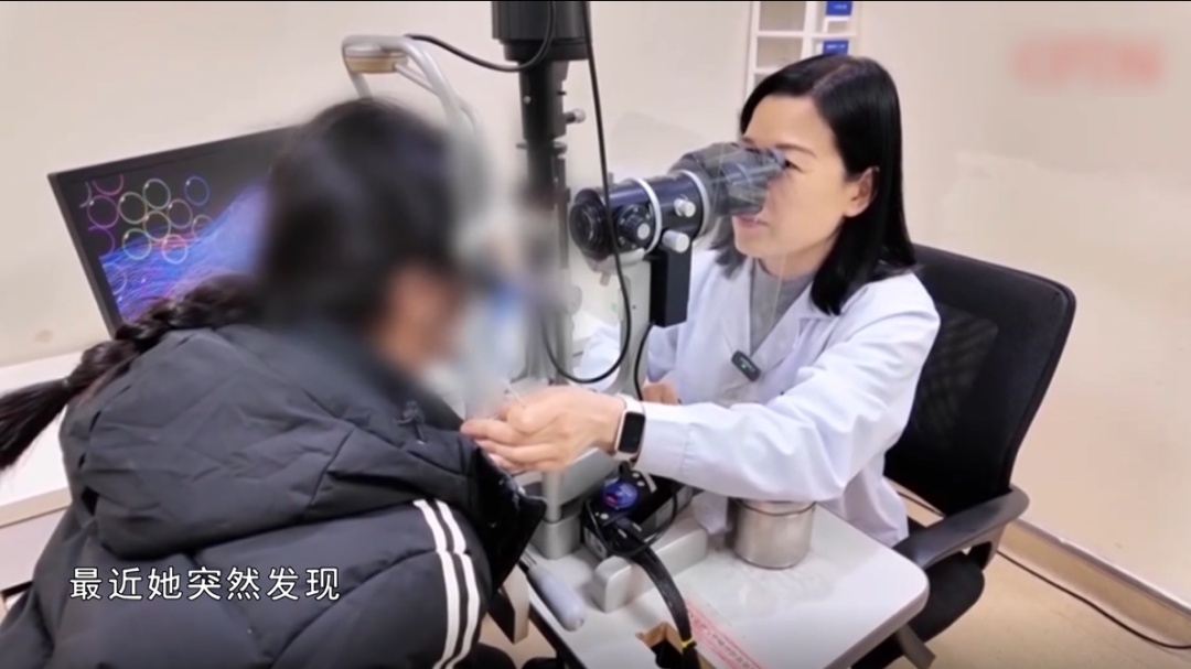可怕！女子睫毛突然变白，一查睫毛上竟有……