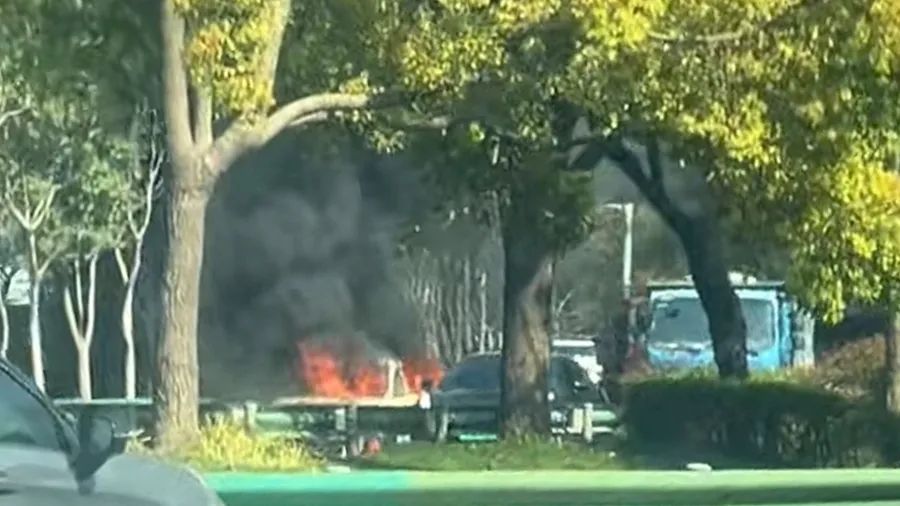 上海高速突发!一辆轿车陷入火海,现场浓烟滚滚,最后烧成空壳 上海高速突发!一辆轿车陷入火海,现场浓烟滚滚,最后烧成空壳