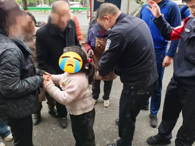 下水道传来女孩惊恐哭声，民警火速救援