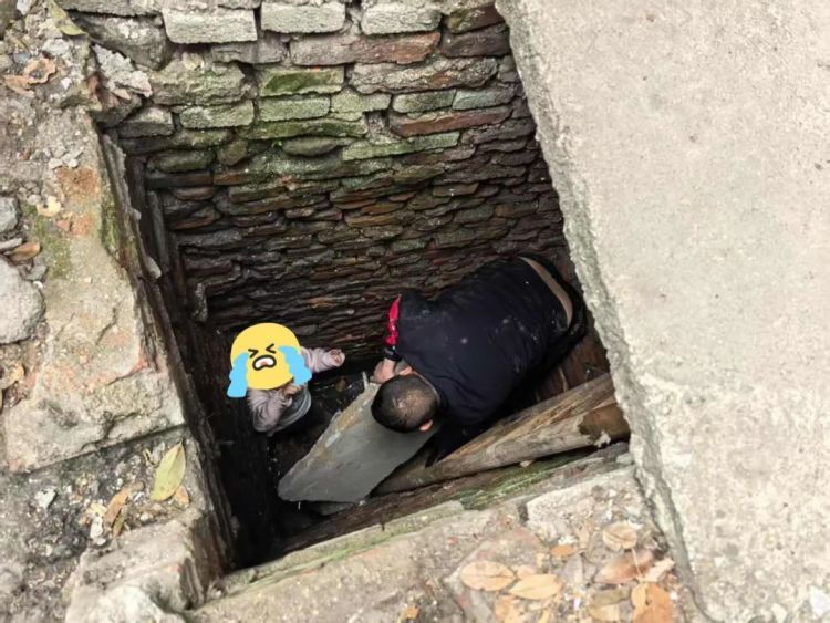 下水道传来女孩惊恐哭声，民警火速救援