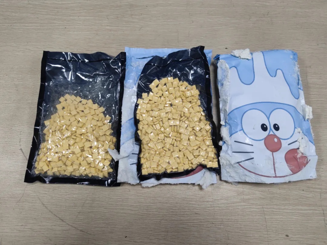 音响设备里藏1383.8克摇头丸！