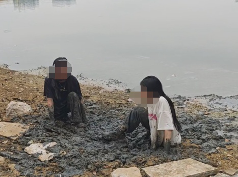 为张美照，两女孩各“失去”一条腿......