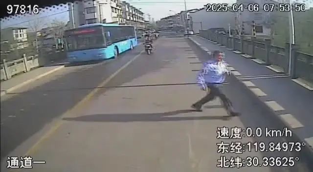 公交车开到一半,司机却停车冲下河?乘客直呼:被帅到了! 公交车开到一半,司机却停车冲下河?乘客直呼:被帅到了!