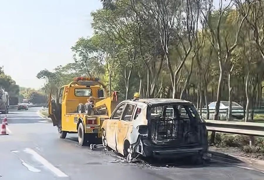 上海高速突发!一辆轿车陷入火海,现场浓烟滚滚,最后烧成空壳 上海高速突发!一辆轿车陷入火海,现场浓烟滚滚,最后烧成空壳