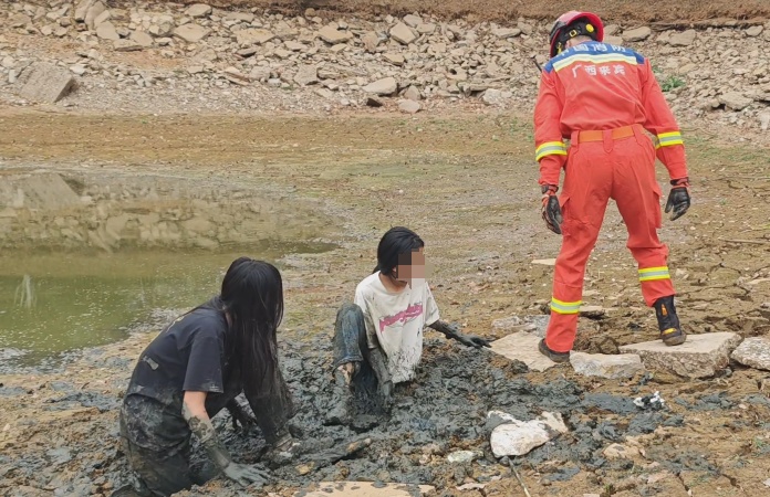 为张美照，两女孩各“失去”一条腿......