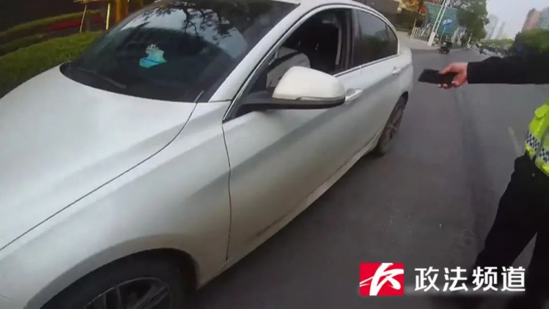 早上七点才从酒吧出来，长沙这名酒司机直接驾车睡在马路中间