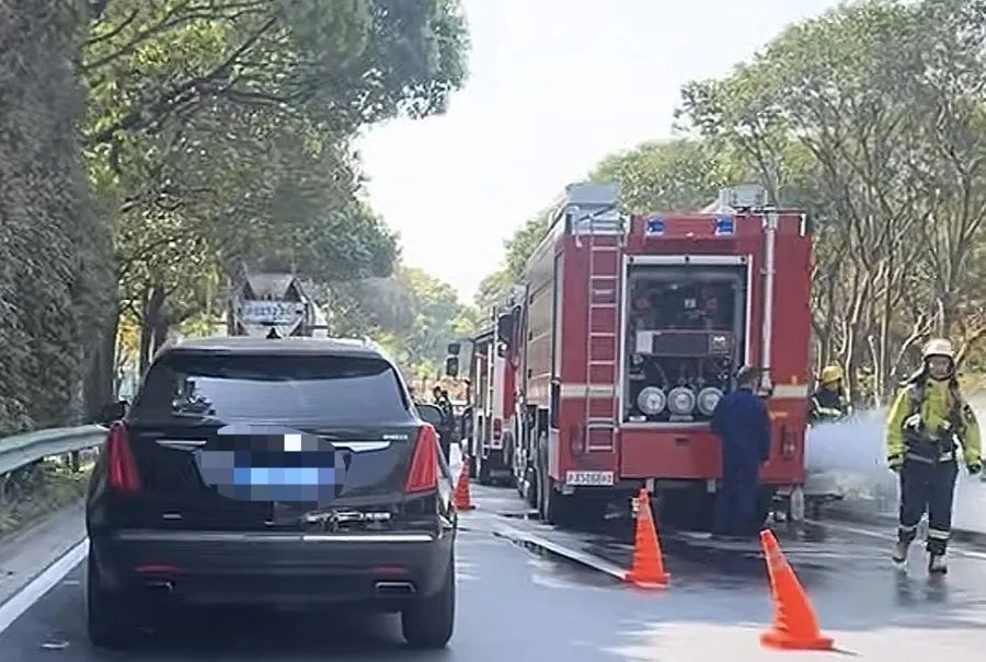 事发上海外环高速！一车起火烧成空壳，现场浓烟滚滚