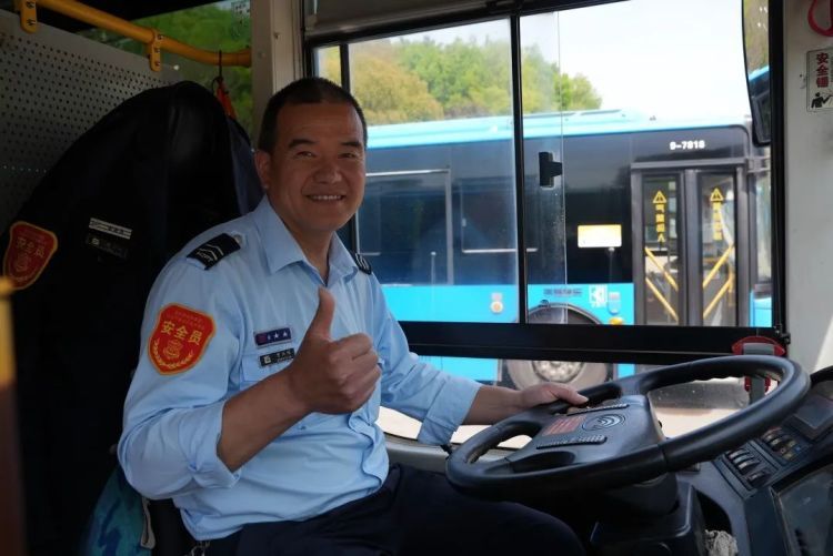 公交车开到一半,司机却停车冲下河?乘客直呼:被帅到了! 公交车开到一半,司机却停车冲下河?乘客直呼:被帅到了!