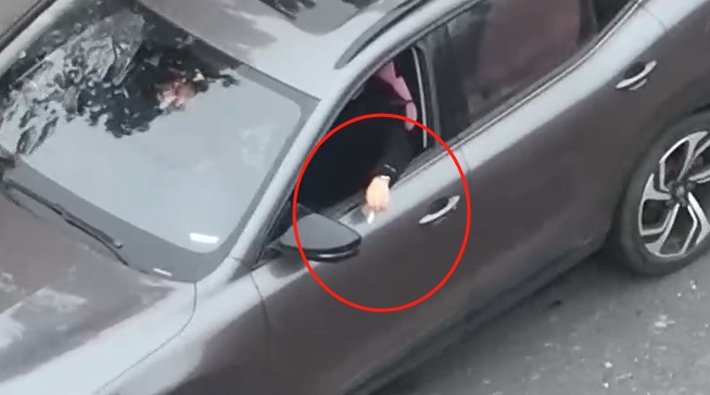 事发上海高速：司机一手拿烟，一手持方向盘！更离谱的是...