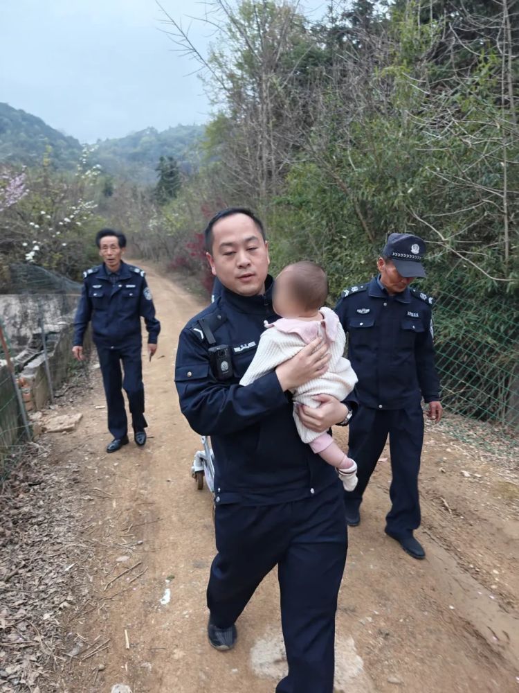 爷爷带着六个月大的孙女出走，监控发现两人消失在通往山林的路口……