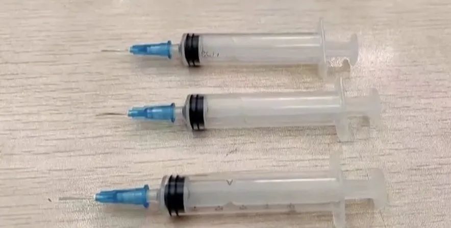 文具店卖注射器给小学生，可轻易刺穿皮肉！对涉事商户立案调查
