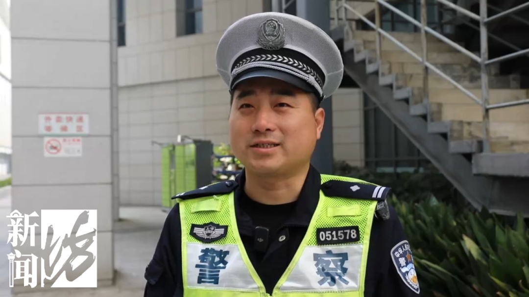事发上海高速：司机一手拿烟，一手持方向盘！更离谱的是...