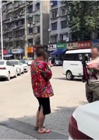 主播低俗直播PK追求“泼天的流量”?乐山一名“网红”被拘 主播低俗直播PK追求“泼天的流量”?乐山一名“网红”被拘