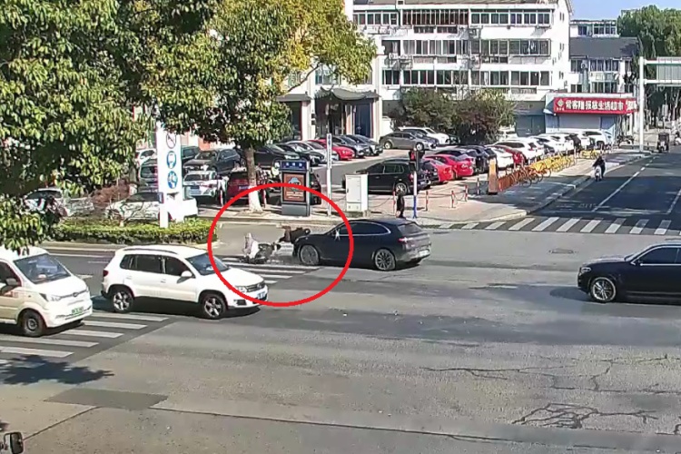 任性“闯”被撞飞,路人:“你戴了头盔真是万幸!” 任性“闯”被撞飞,路人:“你戴了头盔真是万幸!”