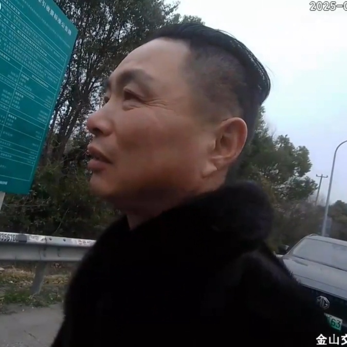 事发上海高速：司机一手拿烟，一手持方向盘！更离谱的是...