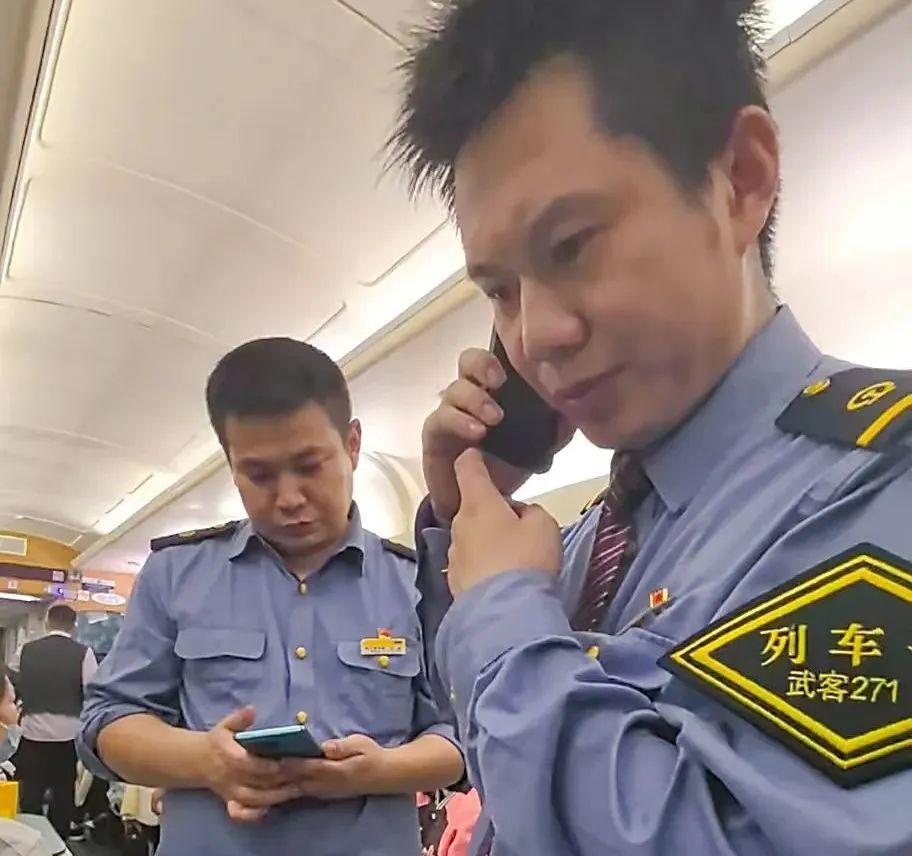 情况紧急!特快列车深夜临停5分钟! 情况紧急!特快列车深夜临停5分钟!