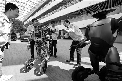 车企布局人形机器人赛道 应用瓶颈仍需突破 车企布局人形机器人赛道 应用瓶颈仍需突破