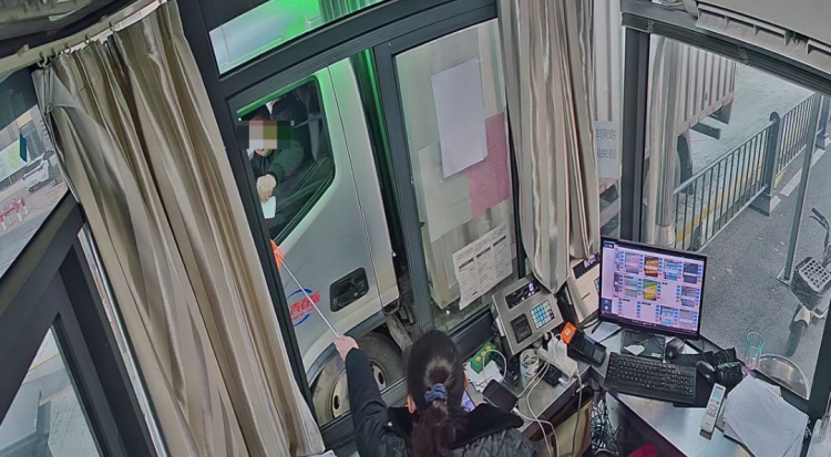 “一车五牌”套取代金券！3名职业薅羊毛党落网