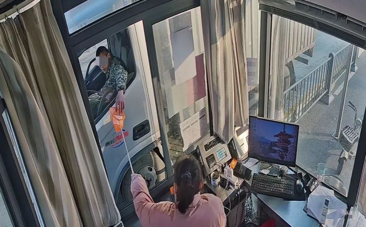 “一车五牌”套取代金券！3名职业薅羊毛党落网