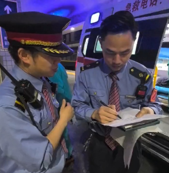 情况紧急!特快列车深夜临停5分钟! 情况紧急!特快列车深夜临停5分钟!