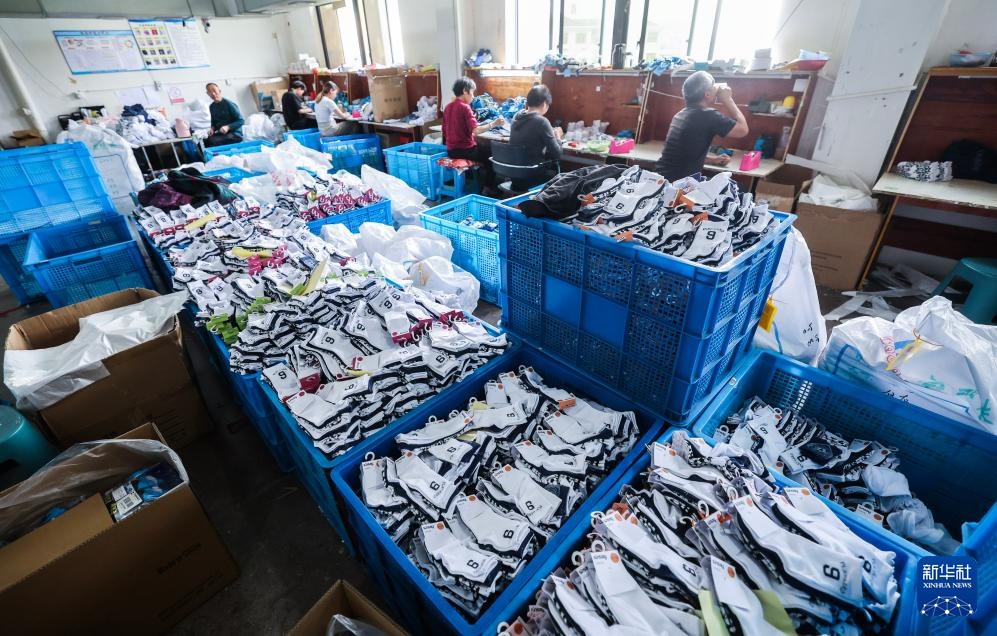 促进民营经济高质量发展丨浙江诸暨：国际袜都做“足”功夫抢单拓市